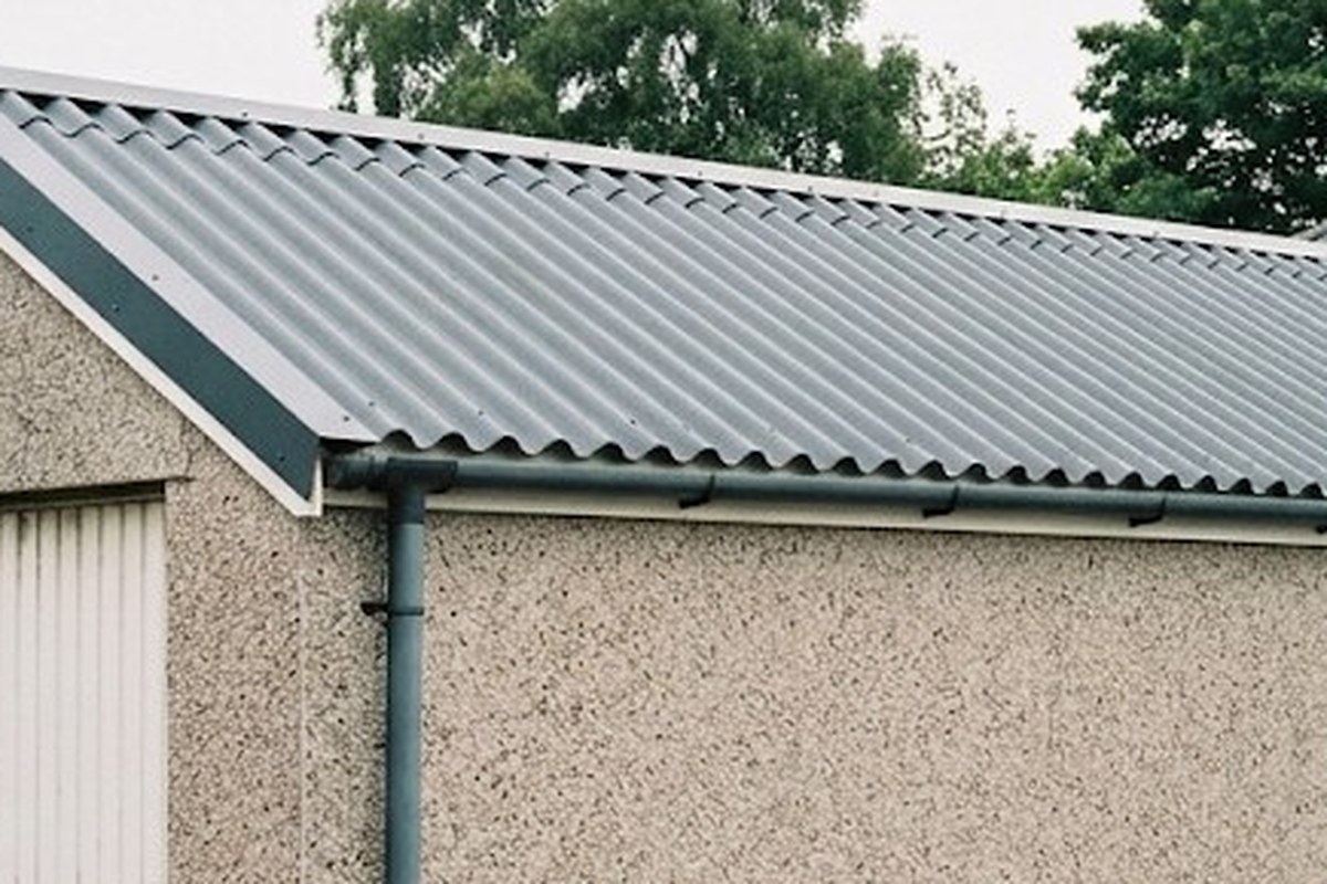 A new corrugated garage roof